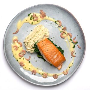 Zalmfilet met hollandaisesaus, spinazie, garnaaltjes en aardappelpuree of verse aardappelkroketten
